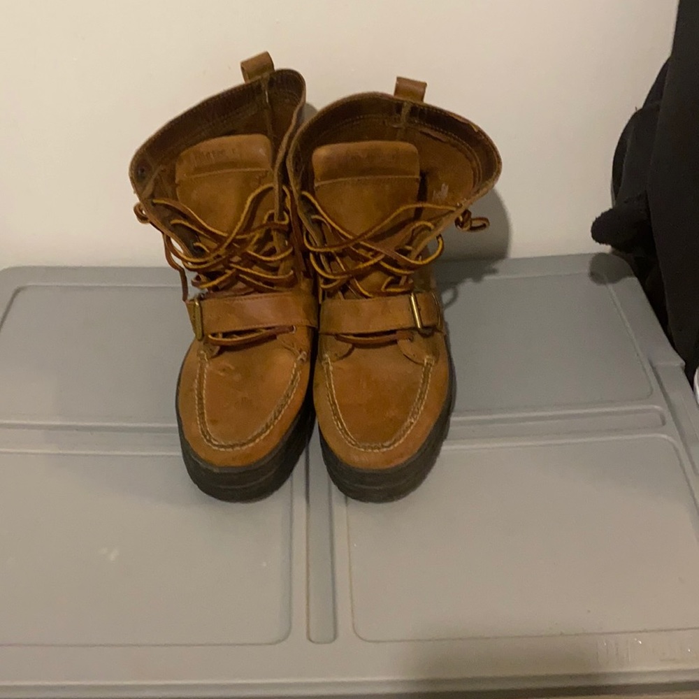 Men’s polo boot with buckle across the top